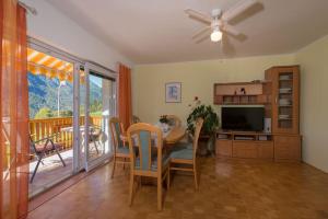 Μια τηλεόραση ή/και κέντρο ψυχαγωγίας στο Ela Apartments - 1
