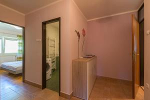 um quarto com um espelho e um quarto com uma cama em Ela Apartments - 1 em Kranjska Gora