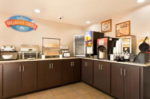 een keuken met fastfood en een aanrecht met een koelkast bij Baymont by Wyndham Gallatin in Gallatin