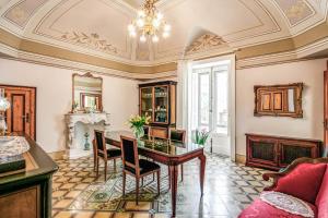 une salle à manger ornée avec une table et des chaises dans l'établissement Palazzo Stunis - Dimora di Charme, à Ostuni