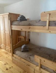um quarto com 2 beliches num quarto em Residenze Ca del bosco Piancavallo em Piancavallo