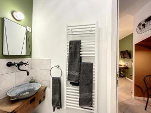 bagno con lavandino e specchio di Studio LA RECYCLERIE - Maison 1911 - confort & prestige a Gien