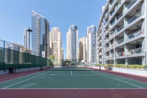 Tenis a/nebo squash v ubytování The Smart Concierge - Damac Waves nebo okolí