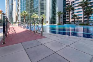 Bazén v ubytování The Smart Concierge - Damac Waves nebo v jeho okolí