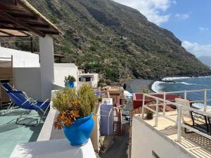 a blue vase sitting on a ledge next to the ocean at Perla Salina in Leni
