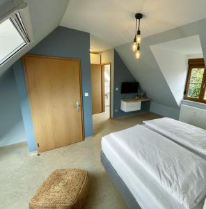 HaundorfにあるferienhofEICHENBERGのベッドルーム1室(大型ベッド1台、木製のドア付)