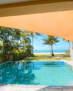 象島的住宿－Absolute Beachfront Pool Villa，享有海滩景致的游泳池