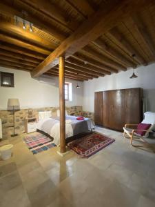 ein großes Schlafzimmer mit einem Bett und einem Stuhl in der Unterkunft The Family Nest - Traditional Serenity in Nikosia