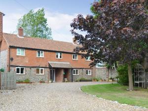 an exterior view of a brick house with a driveway at The Granary in Knapton