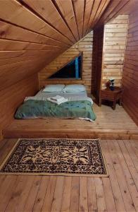 Un pat sau paturi într-o cameră la Cabana Brădetu-Montway