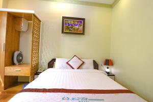 Rúm í herbergi á Hoa Dat Da Lat Hotel