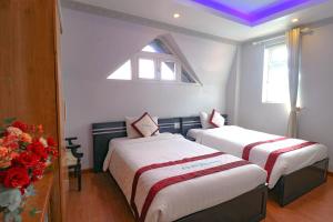 Rúm í herbergi á Hoa Dat Da Lat Hotel