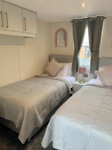 - une chambre avec 2 lits et une fenêtre dans l'établissement Elm 34 Hot Tub, à Garton