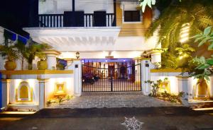 una casa con una puerta delante de ella por la noche en Dj Villa, en Pondicherry