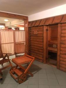 Holzzimmer mit Schaukelstuhl und Schreibtisch in der Unterkunft Pensjonat Sosnowa Ostoja in Łopuszna