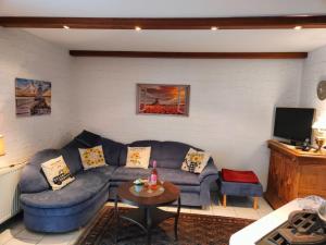 una sala de estar con un sofá y una mesa en Ferienwohnung Leezdorf, en Leezdorf