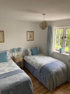 Łóżko lub łóżka w pokoju w obiekcie Kingsmills Cottages
