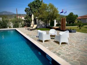 Bazén v ubytování Villa Hylas Luxury Bed & Breakfast Kilada nebo v jeho okolí