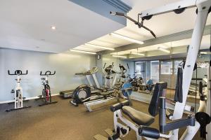 Un gimnasio con varios equipos de ejercicio en una habitación. en Scarborough Beach Resort Brisbane, en Scarborough