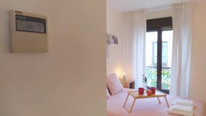 a white room with a bed and a window at Sherryflat Trébol - Parking in Jerez de la Frontera