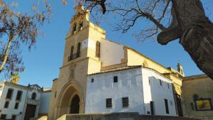 a church with a tower on top of it at Sherryflat Trébol - Parking in Jerez de la Frontera