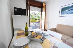 einen Tisch mit einer Flasche Wein und einer Schüssel Essen in der Unterkunft Residence Le Magnolie in Martinsicuro