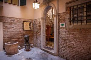 an entrance to a building with a brick wall at Hotel San Samuele in Venice
