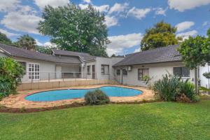 una casa con piscina en el patio en The Royal Residence, en Johannesburgo