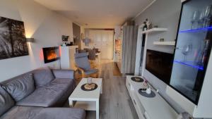 een woonkamer met een bank en een tafel bij Ferienwohnung Harzer Waldwichtel in Hahnenklee-Bockswiese