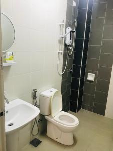 y baño con aseo, ducha y lavamanos. en SUNNY HOMESTAY KUALA SELANGOR en Kuala Selangor