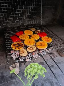 grill z kuchnią w obiekcie Apartment D&D w mieście Prigradica