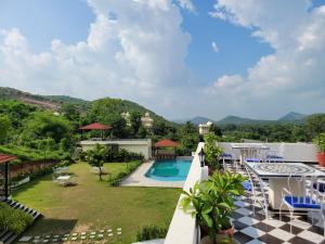 vista sul cortile di una villa con piscina di Aura Gold Resort a Udaipur