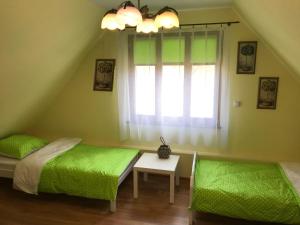 Łóżko lub łóżka w pokoju w obiekcie Leśniczówka domek sauna jeziorko w lesie na wyłączność