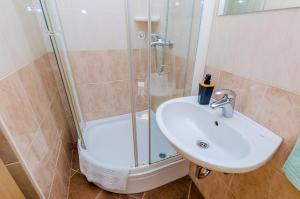 La salle de bains est pourvue d'un lavabo et d'une douche. dans l'établissement The Point Room, à Dubrovnik
