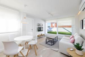 Televízia a/alebo spoločenská miestnosť v ubytovaní WintowinRentals Exclusivo ático cerca de la playa.