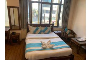 A bed or beds in a room at Hotel Tapas