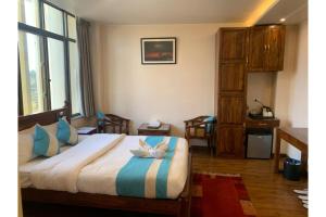 A bed or beds in a room at Hotel Tapas