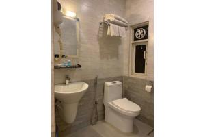 A bathroom at Hotel Tapas