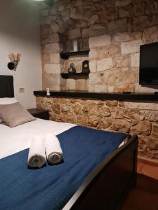 um quarto com uma cama com toalhas em וילה תהילה המחודש - The new Villa Tehila em Rosh Pinna