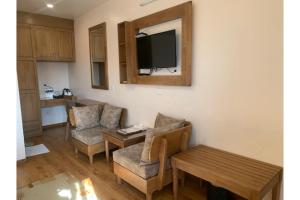 A television and/or entertainment centre at Hotel Tapas