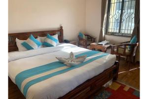 A bed or beds in a room at Hotel Tapas