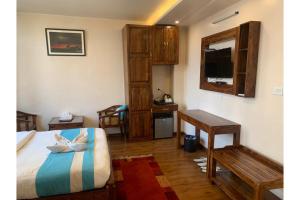 A bed or beds in a room at Hotel Tapas