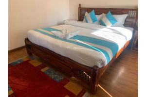 A bed or beds in a room at Hotel Tapas