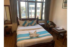 A bed or beds in a room at Hotel Tapas