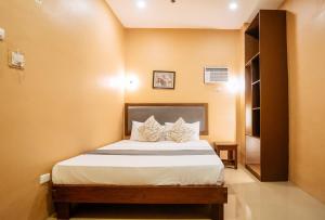 RedDoorz Plus @ Hotel Platinum Occidental Mindoro客房内的一张或多张床位