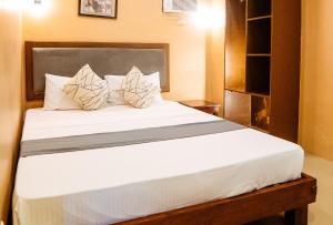 RedDoorz Plus @ Hotel Platinum Occidental Mindoro客房内的一张或多张床位