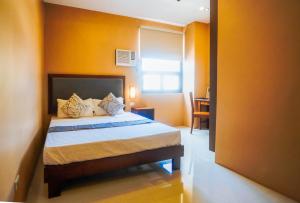 RedDoorz Plus @ Hotel Platinum Occidental Mindoro客房内的一张或多张床位