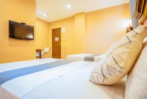 RedDoorz Plus @ Hotel Platinum Occidental Mindoro的电视和/或娱乐中心