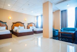 RedDoorz Plus @ Hotel Platinum Occidental Mindoro客房内的一张或多张床位