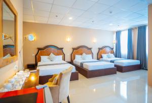 RedDoorz Plus @ Hotel Platinum Occidental Mindoro客房内的一张或多张床位